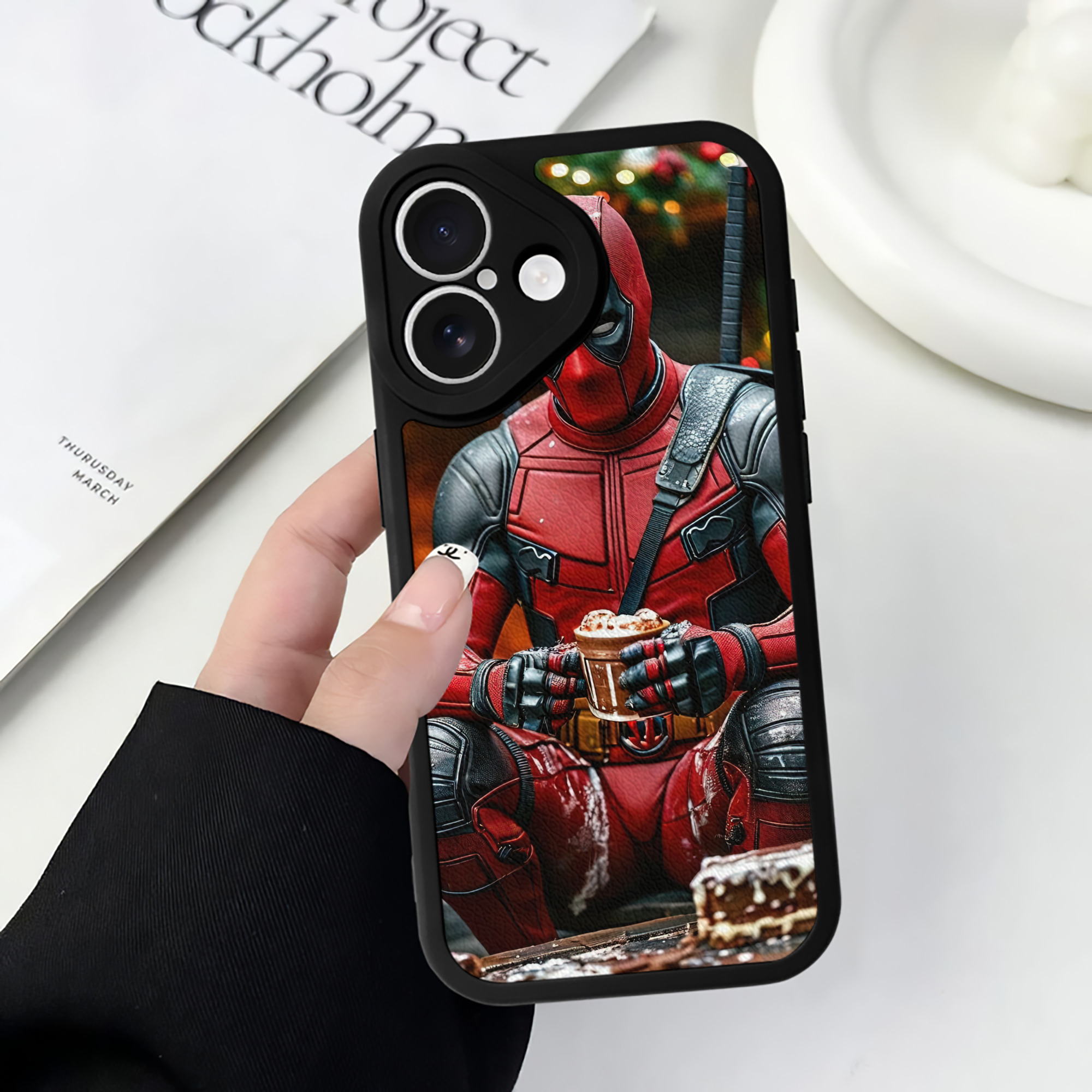 （画像用） Deadpool デッドプール 【iPhone 16シリーズ対応】シリコンスマホケース（レザー調） 材質：シリコン